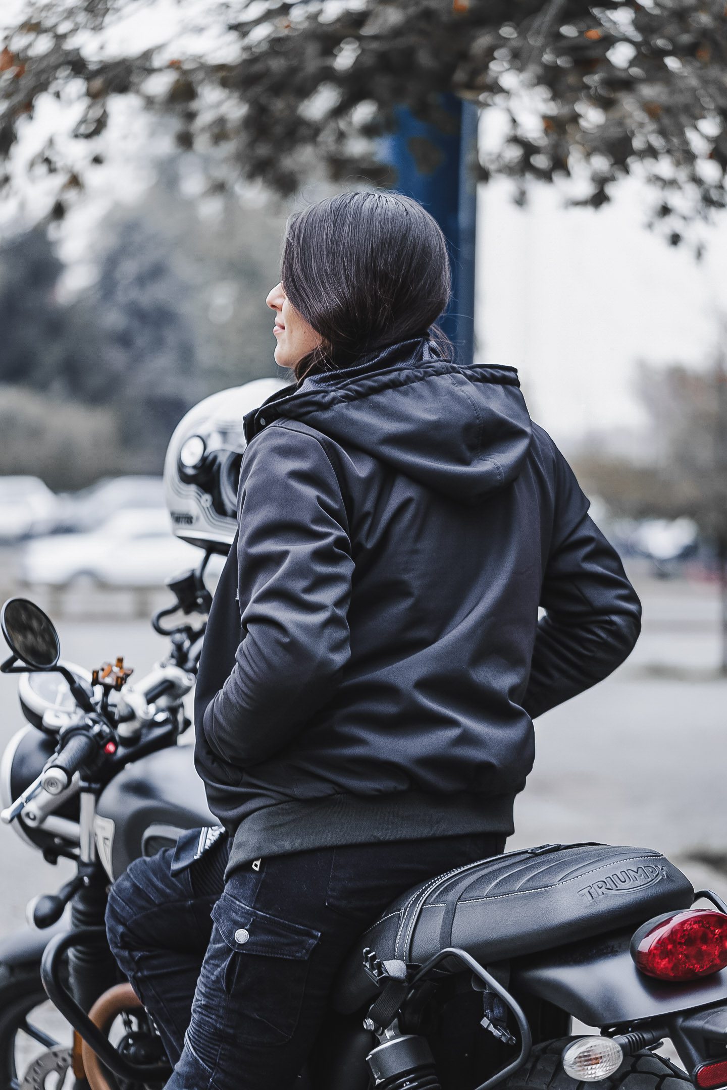 Esta chaqueta de moto con protecciones es lo que necesitas para